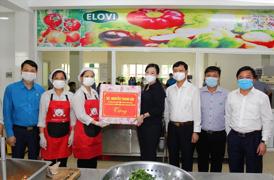 Lãnh đạo Tỉnh uỷ và LĐLĐ tỉnh Thái Nguyên tặng quà đoàn viên, người lao động nhân dịp Tháng Công nhân. Ảnh: Công Sơn