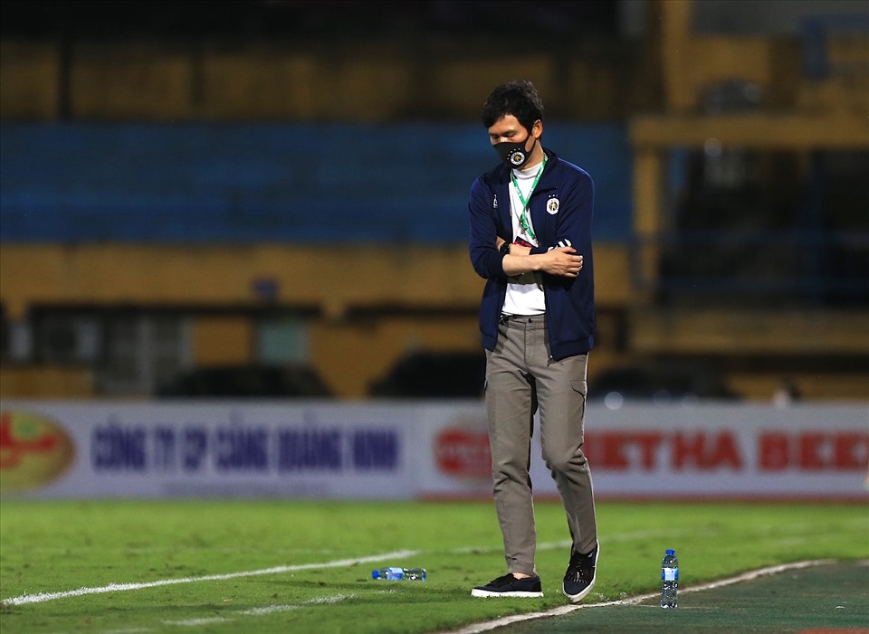 Huấn luyện viên Park Choong-kyun đã nhận thất bại ngày ra mắt V.League 2021. Ảnh: Hoài Thu
