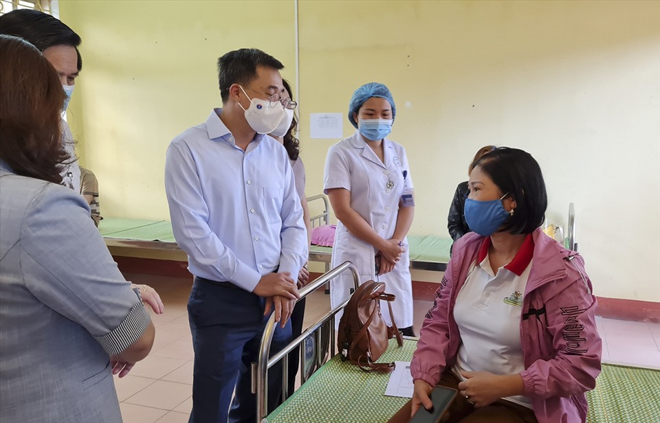 Thứ trưởng Bộ Y tế Trần Văn Thuấn thăm hỏi người dân sau khi tiêm phòng.