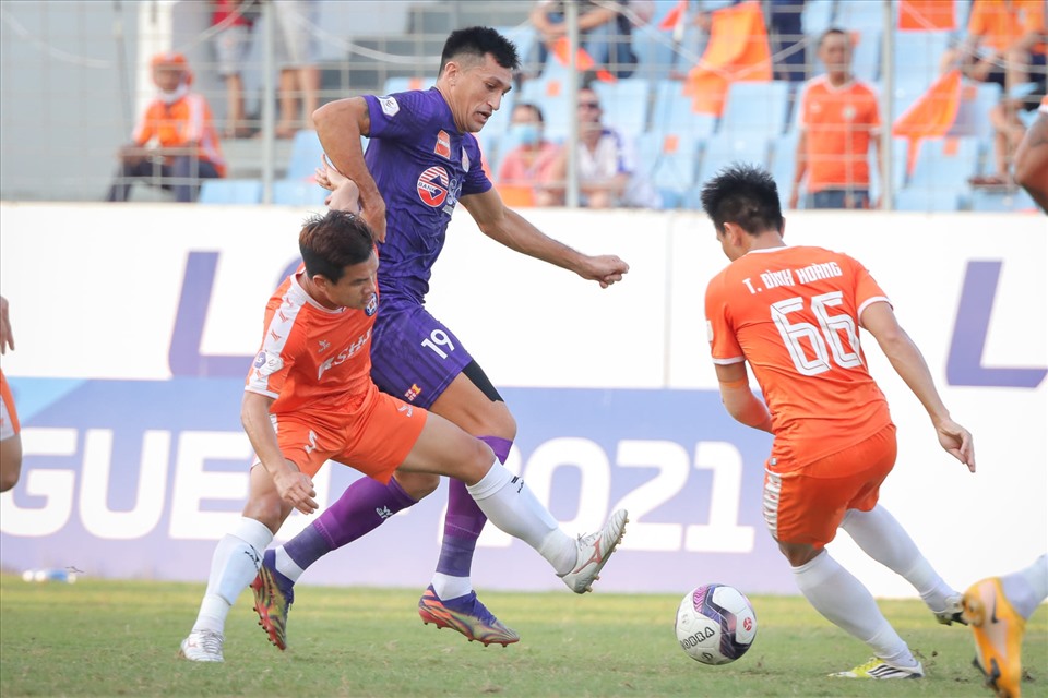 Đỗ Merlo (áo tím) ghi bàn vào lưới đội bóng cũ Đà Nẵng. Ảnh: SGFC