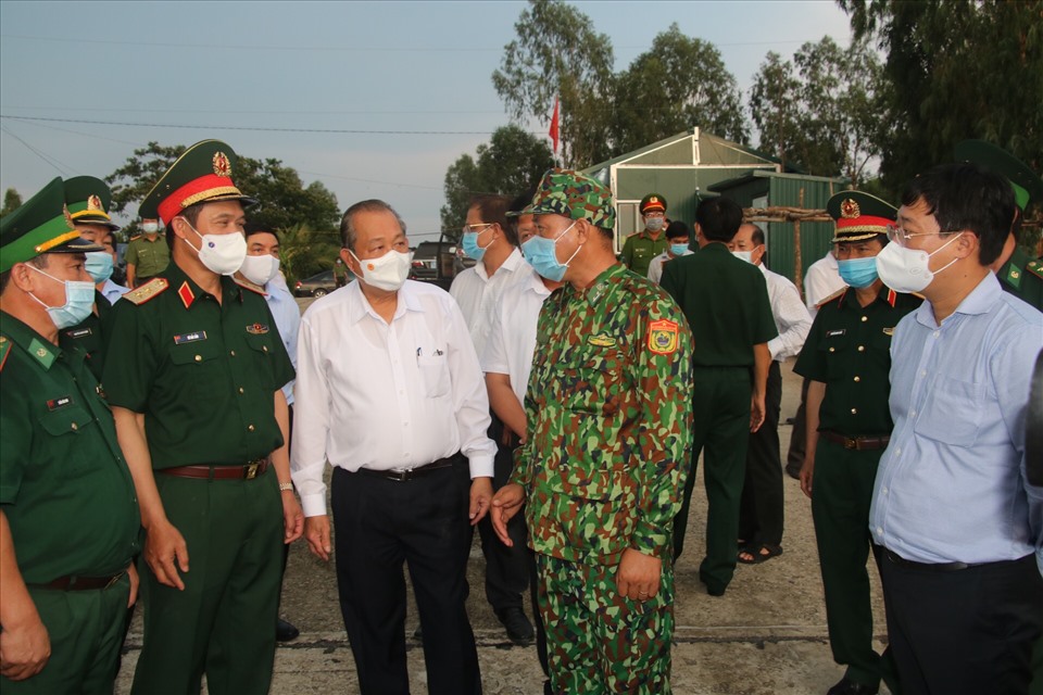 Phó thủ tướng thăm Đồn Biên phòng Cửa khẩu quốc tế Dinh Bà. Ảnh: Văn Khương.