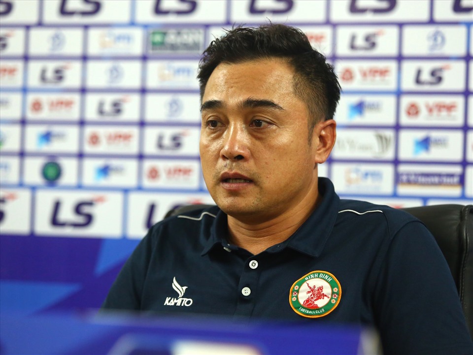 Huấn luyện viên Nguyễn Đức Thắng tại buổi họp báo sau trận đấu. Ảnh: Thanh Xuân