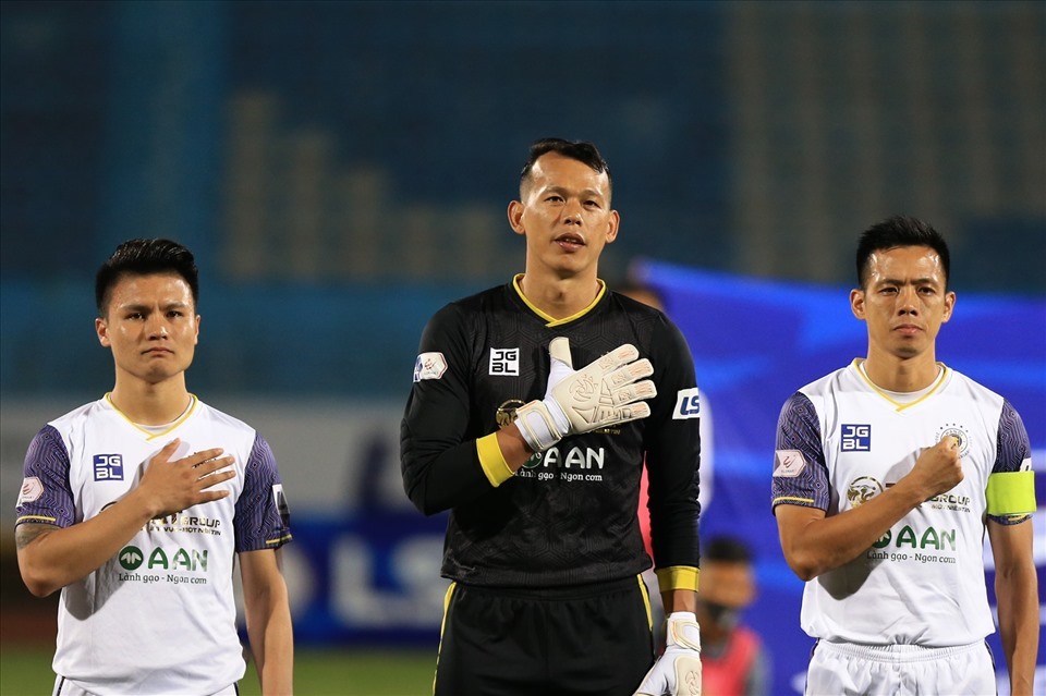 Các cầu thủ Hà Nội đã không còn quyền tự quyết cuộc đua Top 6 V.League 2021. Ảnh: Hoài Thu