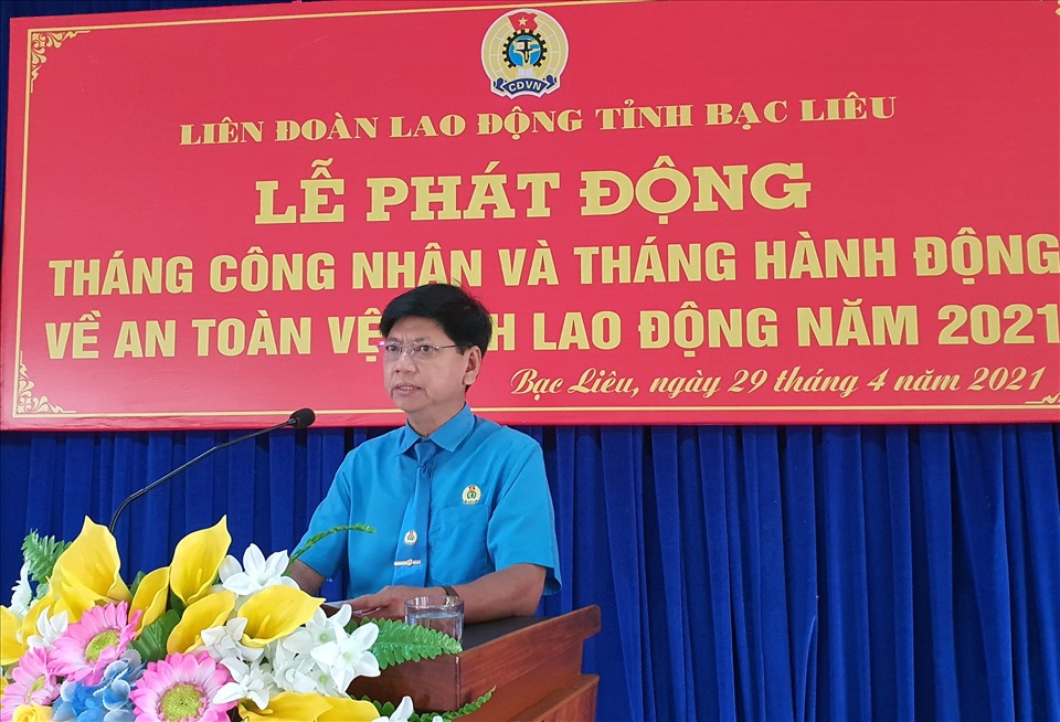 Phó chủ tịch thường trực LĐLĐ tỉnh Bạc Liêu Huỳnh Nguyễn Trúc Linh chính thức phát động tháng công nhân năm 2021. Ảnh: Nhật Hồ