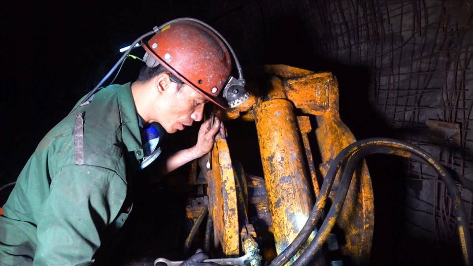 Thợ lò Đào Minh Thời (Công ty than Dương Huy- TKV) trong một lần tự sử chữa thiết bị  khai thác trong lò. Ảnh: H. Giang