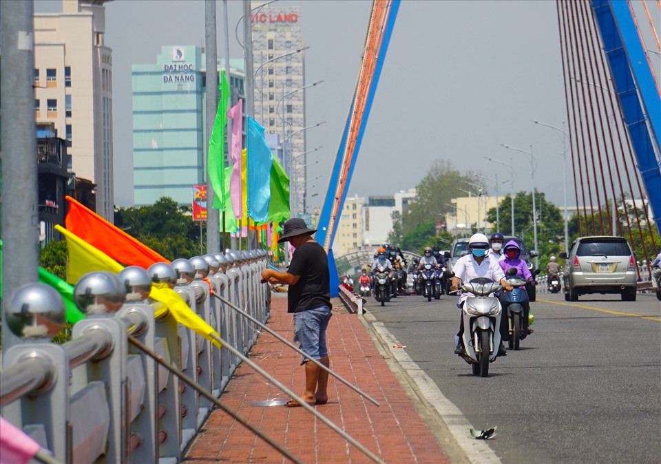 Trên các đường phố, nhiều công nhân đang nỗ lực chạy đua với thời gian để hoàn thành treo cờ phướn, trang trí phố phường.