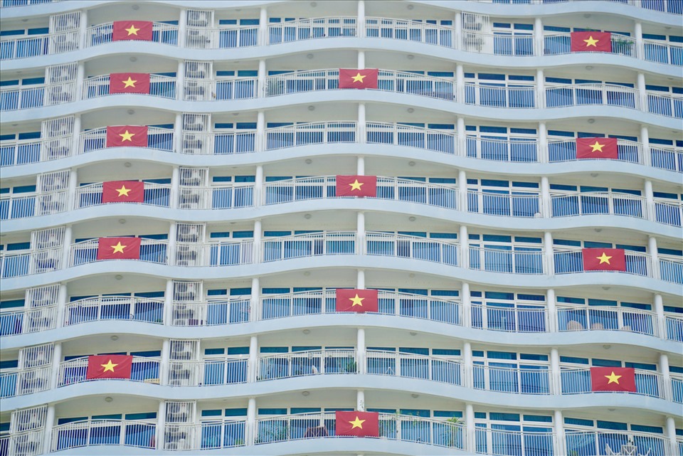 Một số tòa nhà, khách sạn ở nằm giữa trung tâm TP.Đà Nẵng đồng loạt treo cờ đỏ chào mừng ngày lễ 30.4-1.5.