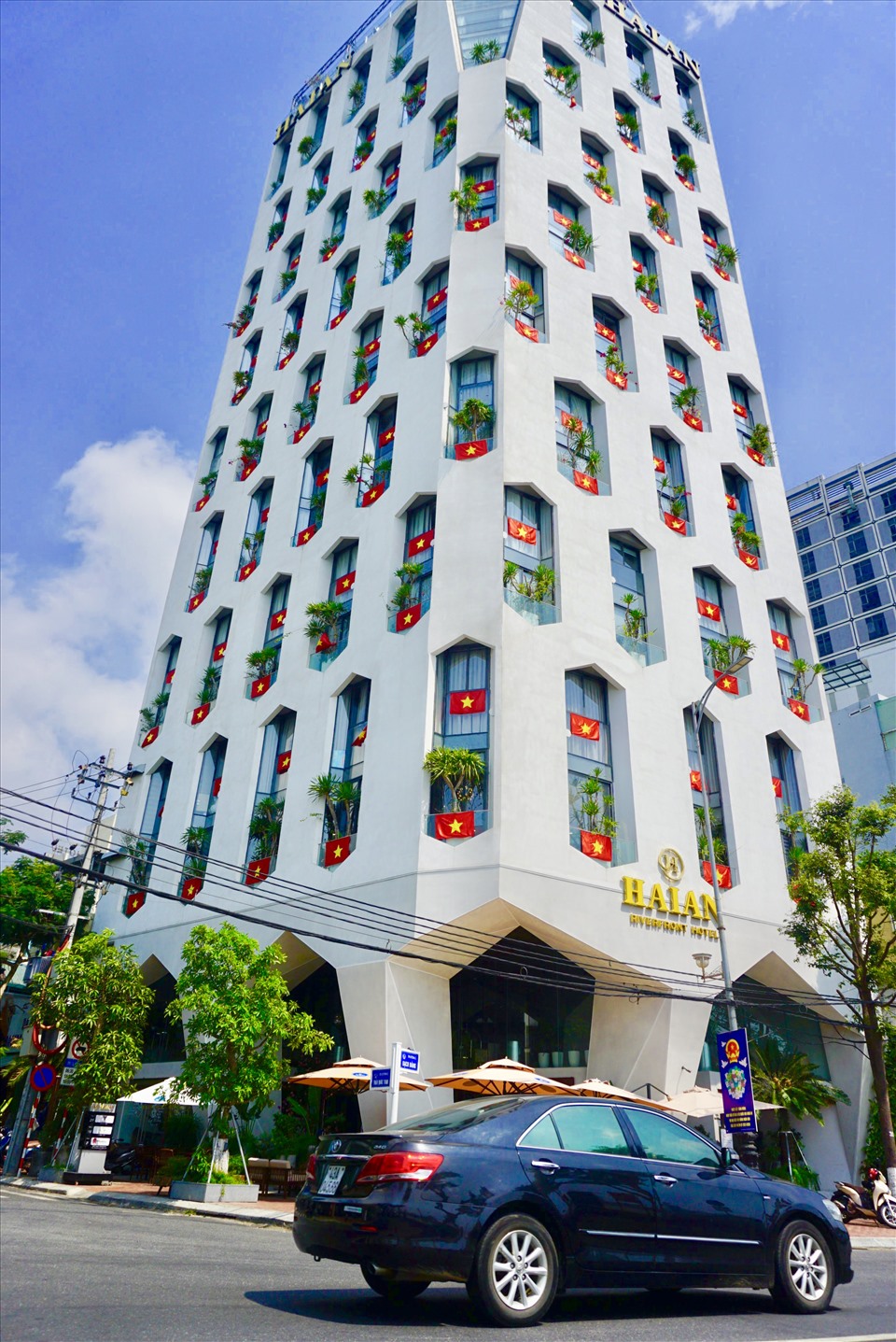 Một số tòa nhà, khách sạn ở nằm giữa trung tâm TP.Đà Nẵng đồng loạt treo cờ đỏ chào mừng ngày lễ 30.4-1.5.