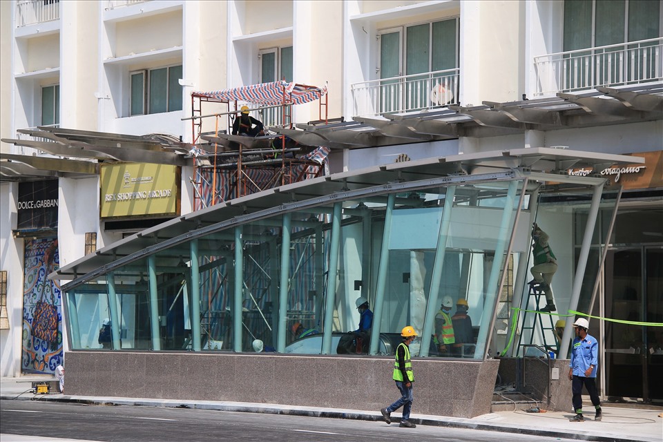 Công nhân thi công hoàn trả lại phần mái cho khách sạn Rex và hoàn thiện khu vực đi xuống hầm của nhà ga metro số 1.