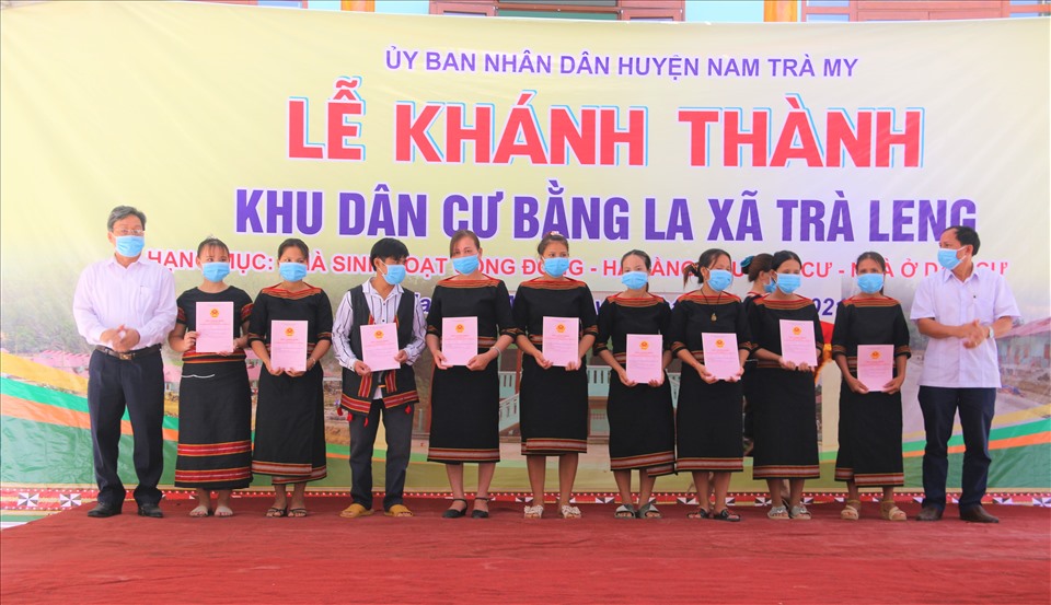 Lãnh đạo huyện Nam Trà My trao Giấy chứng nhận quyền sử dụng đất cho 9 hộ dân.