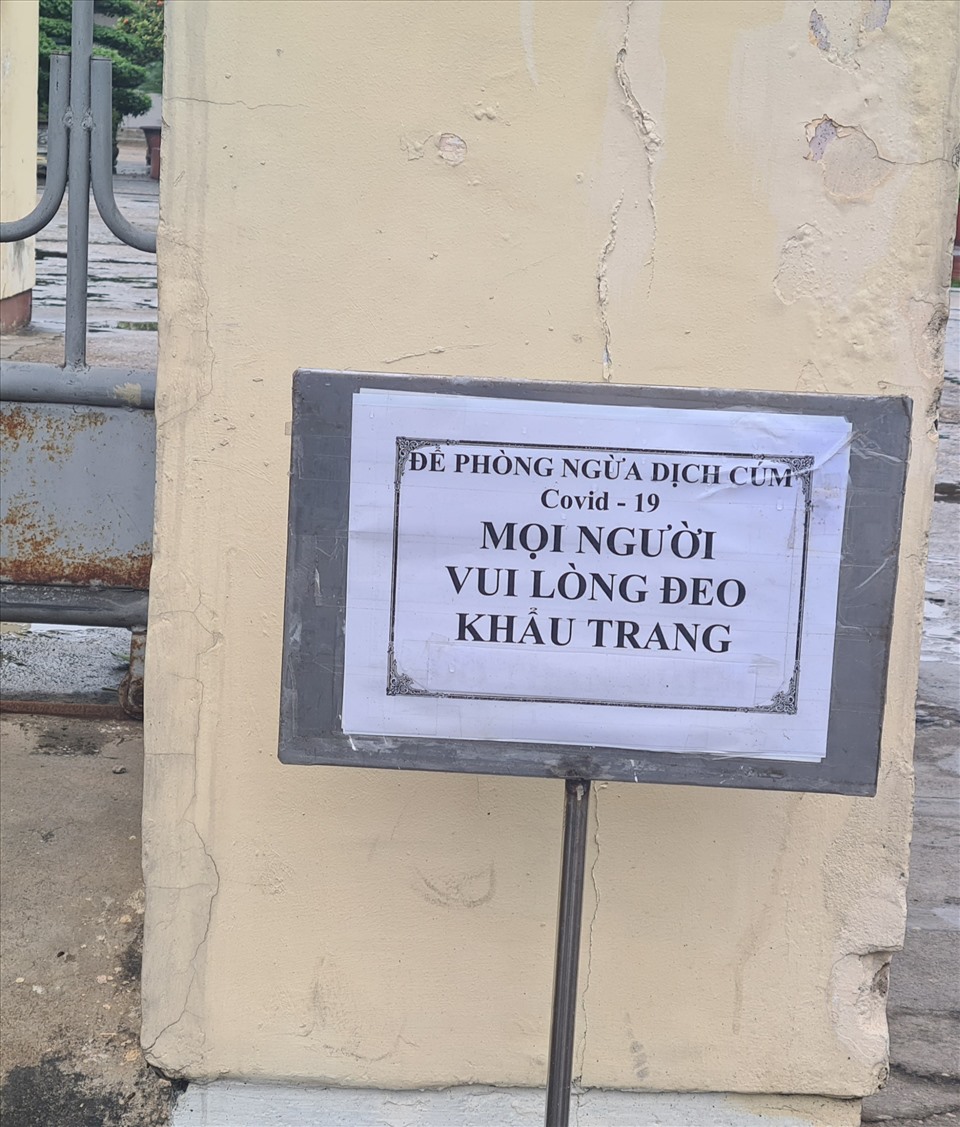 Ban chỉ đạo xã Hưng Đông (TP Vinh, Nghệ An) yêu cầu các chủ nhà nhắc nhở người thuê trọ, nâng cao ý thức phòng dịch. Ảnh: Quỳnh Trang