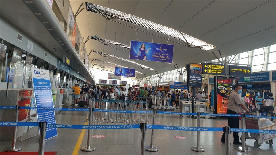 Trong ngày cuối tuần, Sân bay Đà Nẵng đón 200 chuyến bay đi và đến. Ảnh: Hữu Long