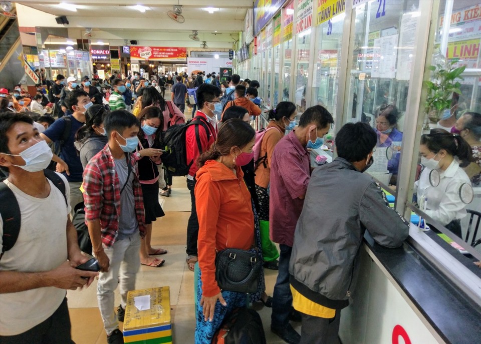 bên cạnh những hành khách mua vé hoặc đặt chỗ từ trước, vẫn còn rất nhiều người chờ đợi chen chúc để mua vé về các tỉnh Tây Nguyên và miền Trung. Nhiều hãng xe lớn “cháy” vé.