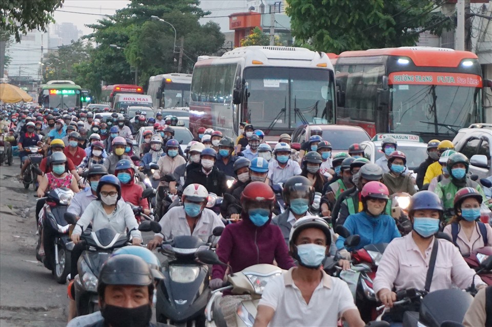 Càng về tối lượng người đổ về bến càng đông khiến khu vực Quốc lộ 13, Xô Viết Nghệ Tĩnh (quận Bình Thạnh) xảy ra tình trạng ùn tắc nghiêm trọng.