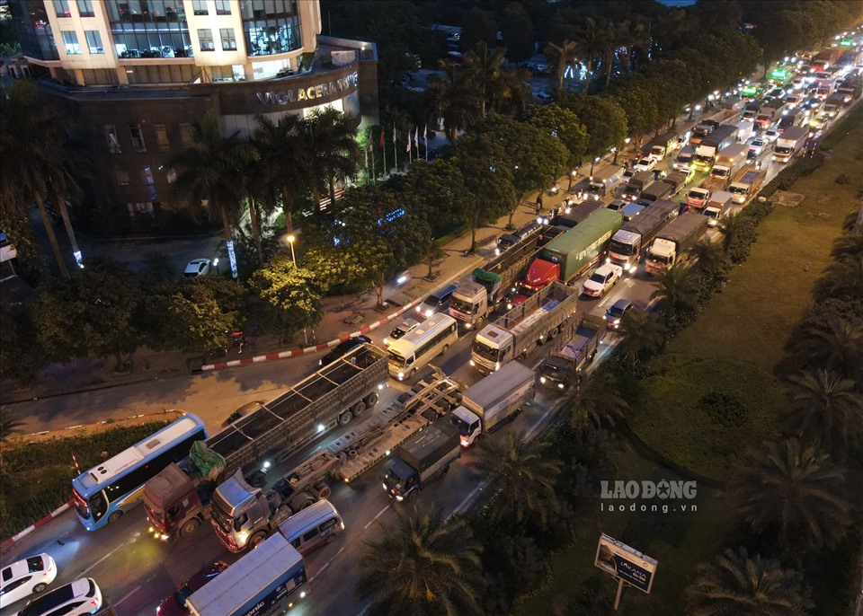 Phương tiện giao thông kín đặc trên đường vành đai 3 trên cao, hướng từ bến xe Mỹ Đình ra cao tốc Pháp Vân - Ninh Bình.