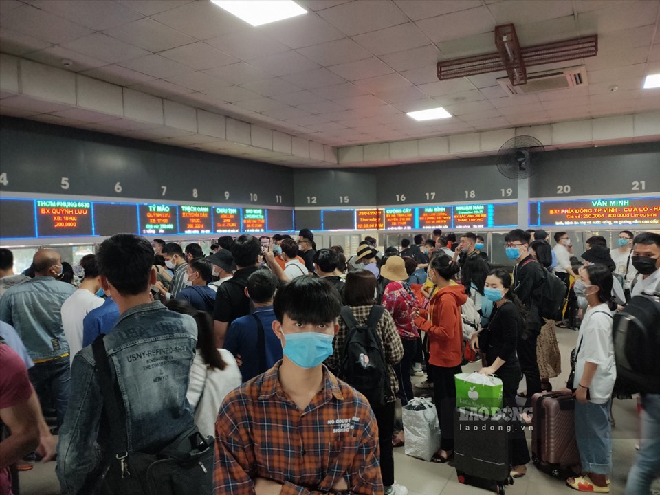 Người dân chen chân chờ mua vé tại bến xe Nước Ngầm trong chiều ngày 29.4.