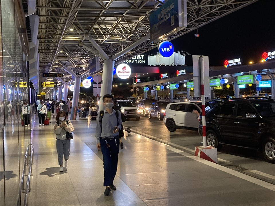 Một số hình ảnh ghi nhận tại sân bay Tân Sơn Nhất lúc 19h30 ngày 29.4.