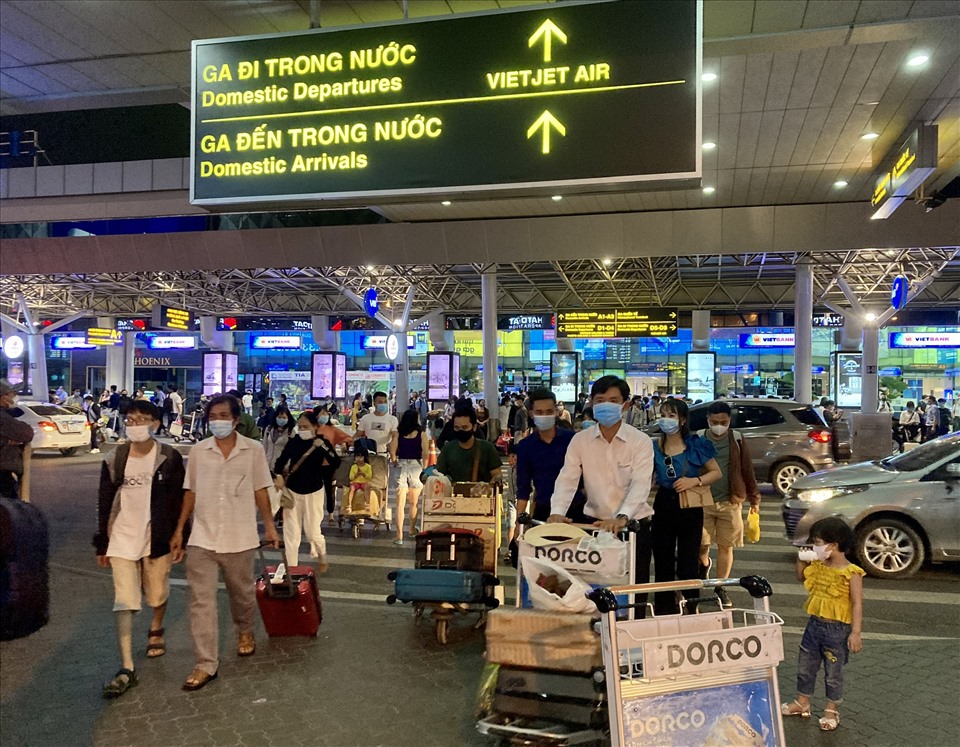 Một số hình ảnh ghi nhận tại sân bay Tân Sơn Nhất lúc 19h30 ngày 29.4.