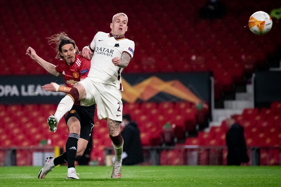 Cavani chứng tỏ đẳng cấp của một trung phong hàng đầu với 2 bàn thắng quan trọng cho Man United ở hiệp 2, cùng 2 đường kiến tạo khác trong cả trận. Ảnh: Europa League.
