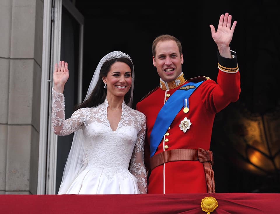 Hai hình ảnh mới nhất của Hoàng tử William và Công nương Kate cùng ảnh đám cưới cách đây 10 năm được hoàng gia Anh chia sẻ nhân kỷ niệm 10 năm ngày cưới của vợ chồng hoàng tử. Ảnh: Hoàng gia Anh.