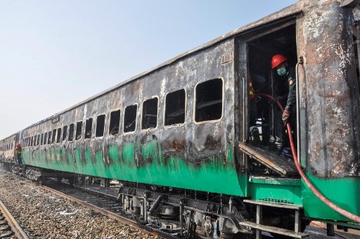 Vụ cháy tàu ở Pakistan khiến 30 người thiệt mạng. Ảnh: AFP