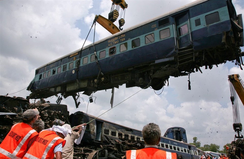 Công tác cứu hộ tại hiện trường vụ tai nạn đường sắt ở Fatephur, Ấn Độ. Ảnh: AFP