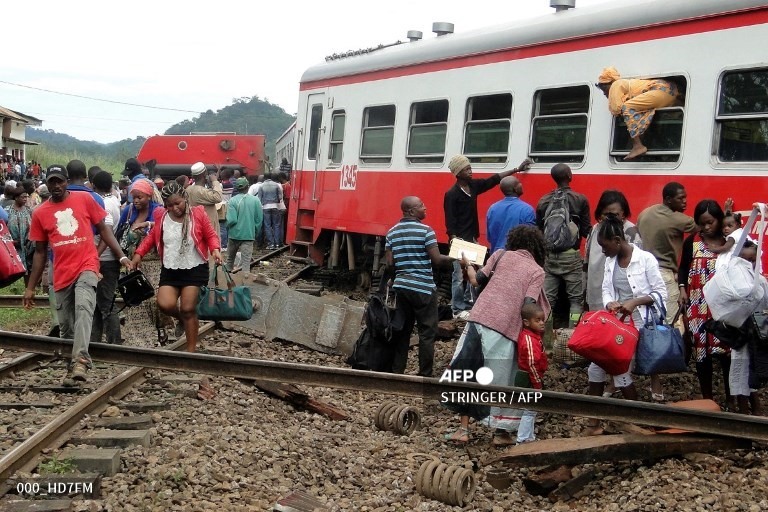 Hiện trường tai nạn đường sắt ở Cameroon. Ảnh: AFP