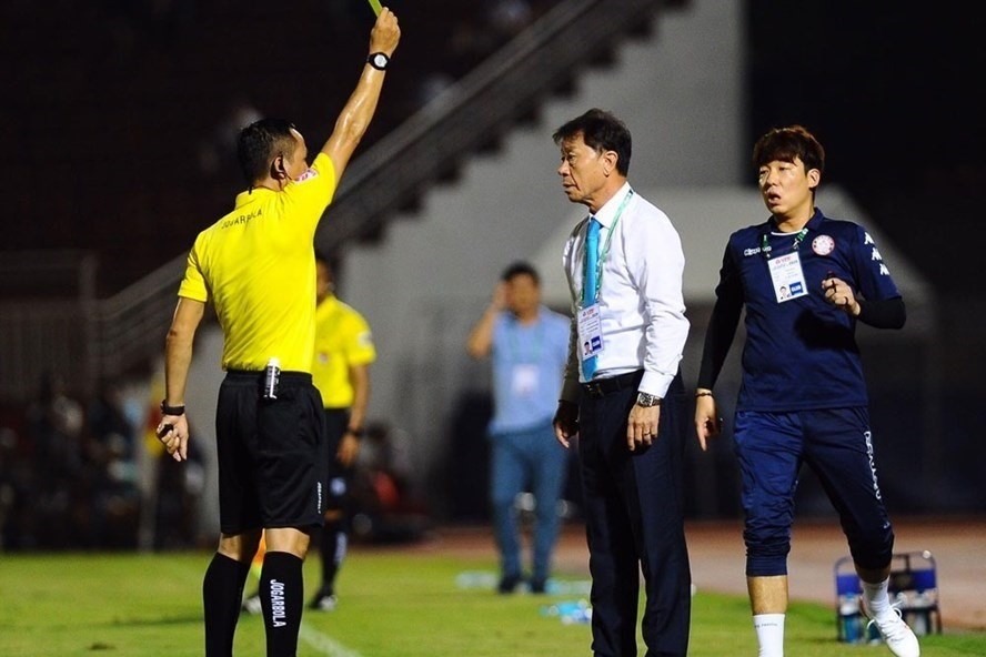 Huấn luyện viên Chung Hae-seong giúp TPHCM thi đấu ổn định nhưng cuối cùng ông chủ động rút lui sau khi mùa bóng 2020 kết thúc. Ảnh: VPF.