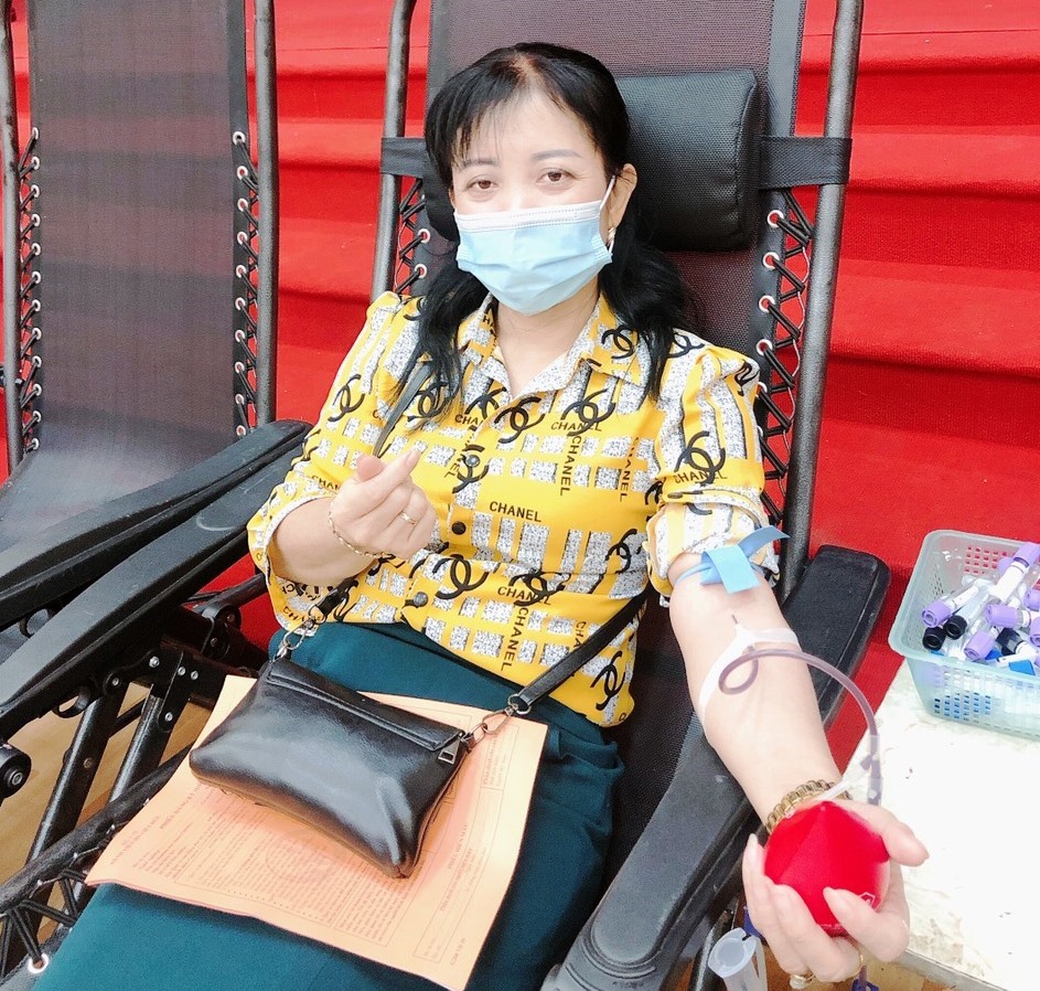 Chị Đỗ Thị Mai Hoa, Chủ tịch CĐCS Trường Mầm non Ninh Phong (thành phố Ninh Bình), người đã 25 lần tham gia hiến máu. Ảnh: NT