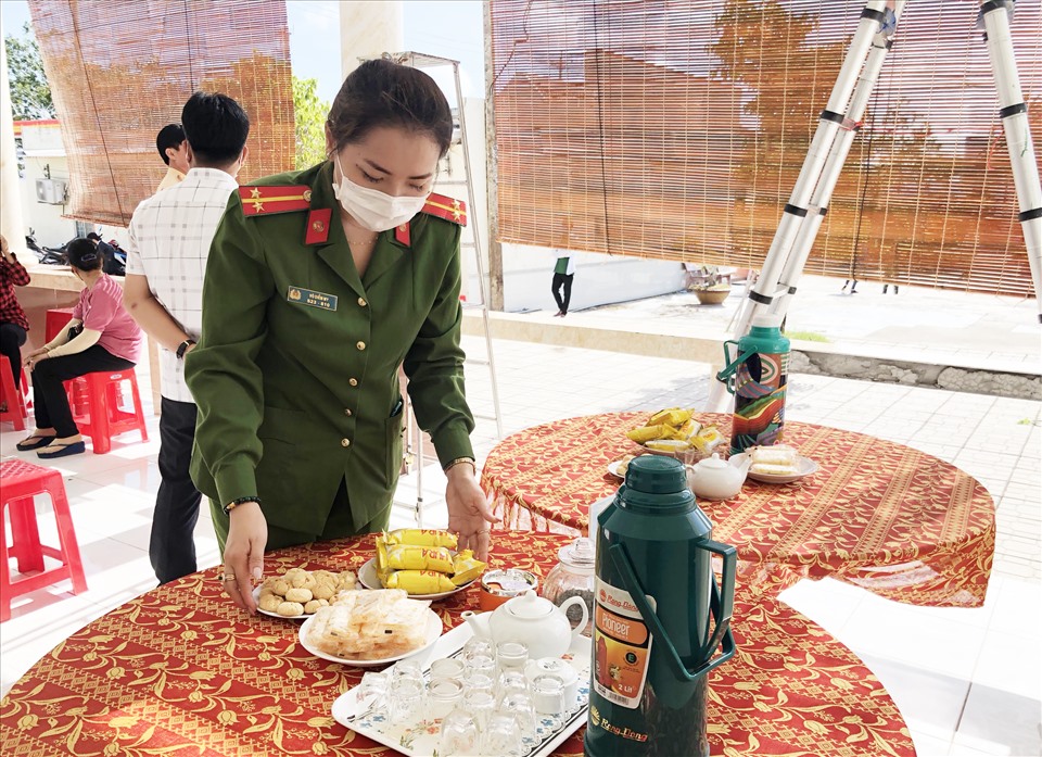 Do số lượng người dân đến làm thẻ CCCD rất lớn, nên lực lượng công an đã bố trí sẵn bánh trái, uống nước nhằm phục vụ bà con trong lúc chờ đợi.