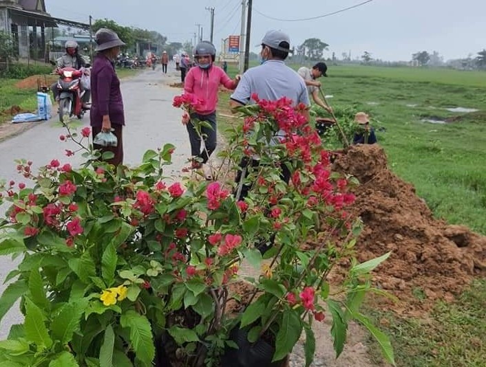 Các đoàn viên công đoàn trồng hoa trên tuyến đường ở xã Triệu Đại. Ảnh: CĐ cơ sở xã Triệu Đại.