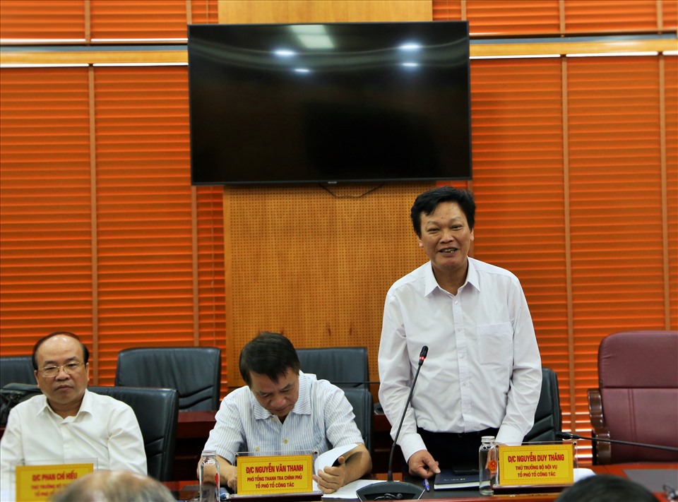 Thứ trưởng Bộ Nội vụ Nguyễn Duy Thăng, Tổ phó Tổ công tác báo cáo tại Hội nghị.