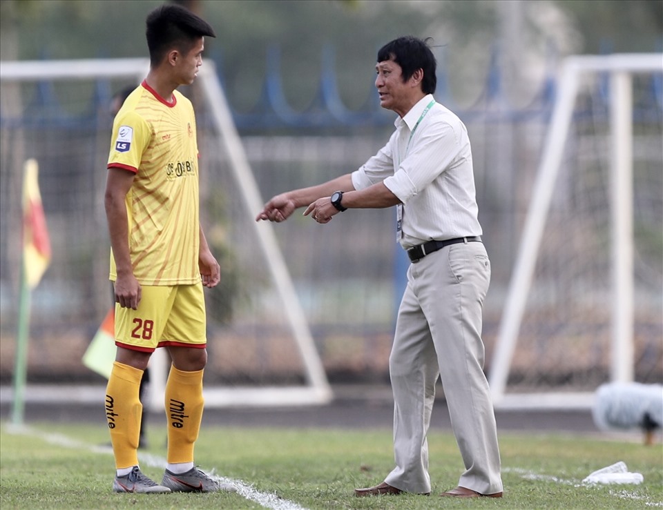 Huấn luyện viên Vũ Quang Bảo có trận ra mắt Công an Nhân dân ở trận gặp Bình Phước chiều 3.4. Ảnh: Anh Duy.