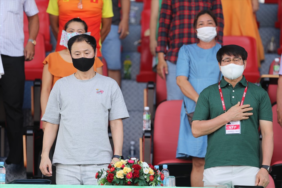 Hai trợ lý của ông Park, Kim Han-yoon và Kim Hyun-tae có mặt trên khán đài để theo dõi trận đấu. Ảnh: Anh Duy.