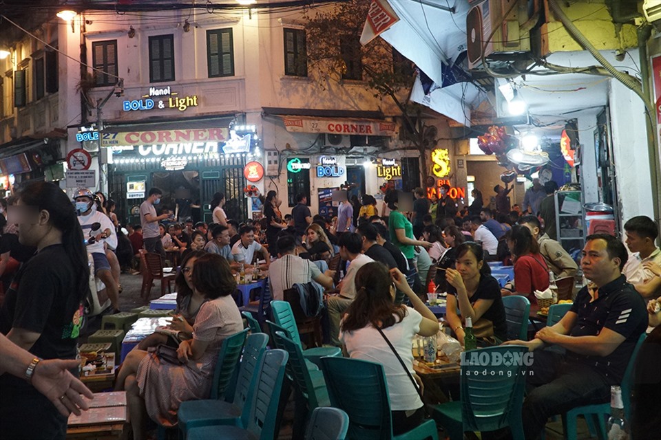 Sau gần 2 tuần kể từ ngày (23.3.2021) khi được mở cửa trở lại, phố Tạ Hiện - con phố ẩm thực sầm uất bậc nhất Hà Nội lại bắt đầu đông đúc, náo nhiệt trở lại.