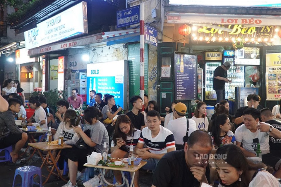 Theo ghi nhận của PV Lao Động, từ 8h tối ngày 3.4 (đúng vào dịp cuối tuần), phố ẩm thực Tạ Hiện đã đông chật kín người, đa phần là các bạn trẻ, du khách nước ngoài tới vui chơi, ăn uống, giải trí.