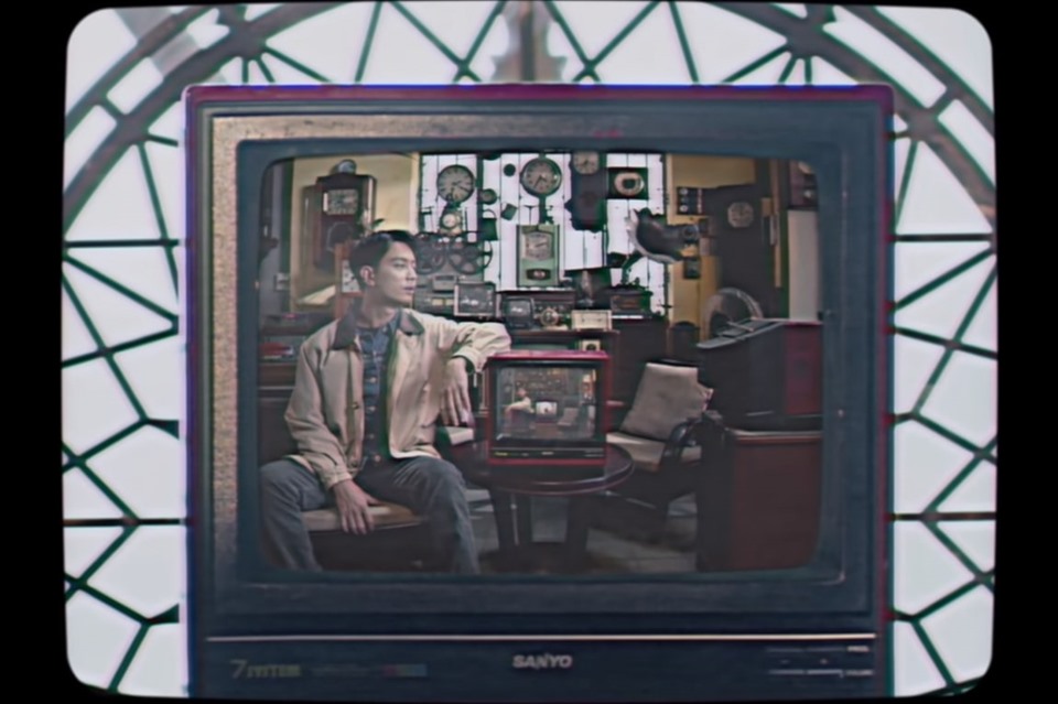 Trong phim “Song Song“, TV là thiết bị quan trọng kết nối quá khứ với hiện tại.