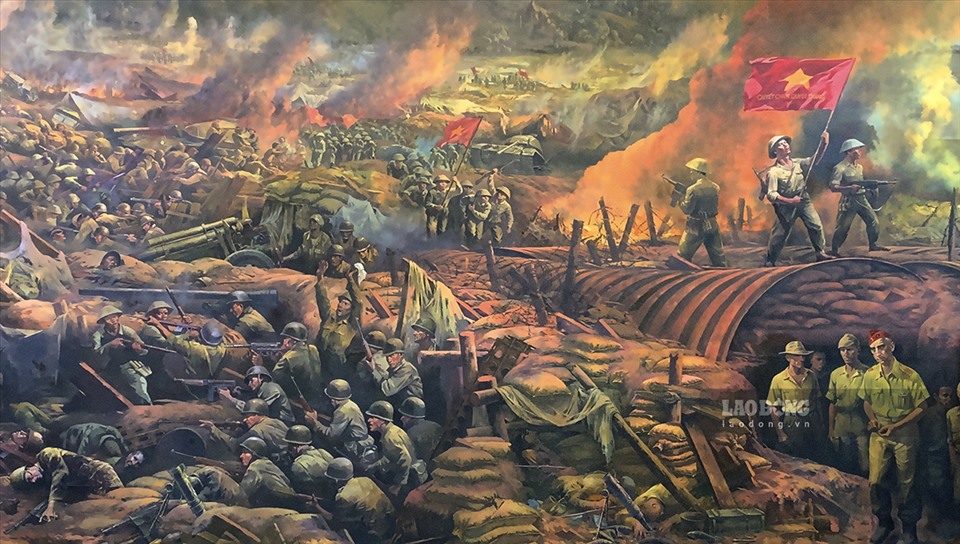 Hình ảnh đối lập của 2 phía khi quân Pháp đầu hàng vô điều kiện.