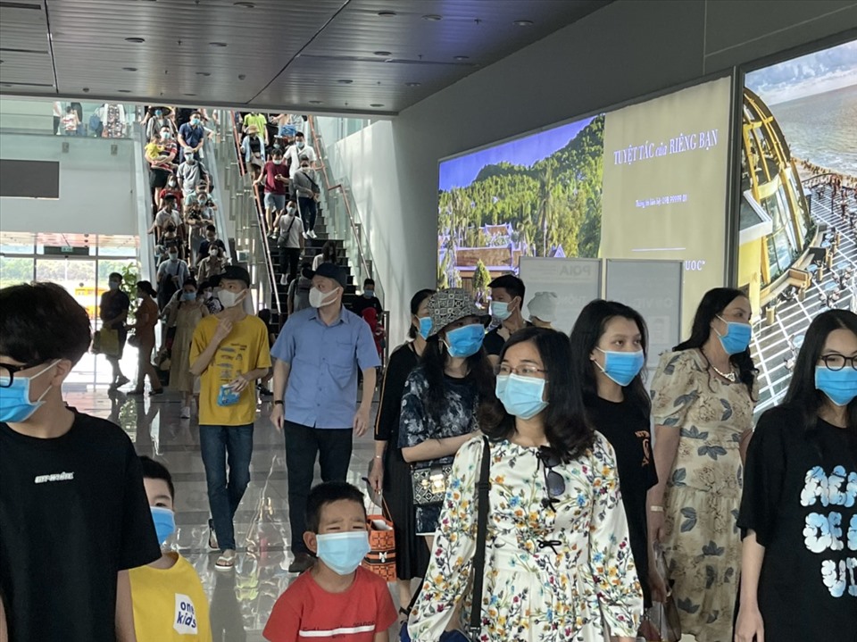 Du khách đến Phú Quốc thực hiện khuyến cáo 5K của Bộ Y tế. Ảnh: Hoàng Dung