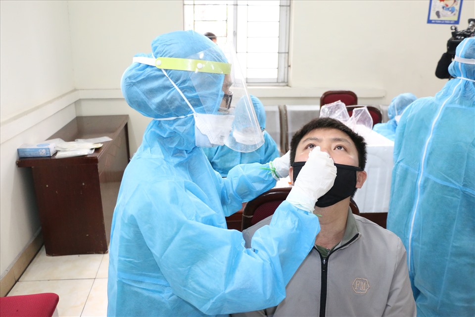 Xét nghiệm COVID-19 cho cán bộ, nhân viên và người lao động trong Công ty than Mạo Khê (thành phố Uông Bí, Quảng Ninh) . Ảnh: CTV
