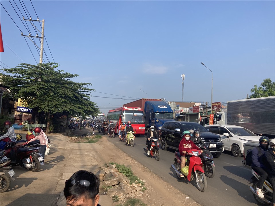 Kẹt xe kéo dài trên quốc lộ 1 đoạn ngã ba Dầu Giây, Đồng Nai - sáng ngày 30.4. Ảnh: Minh Châu