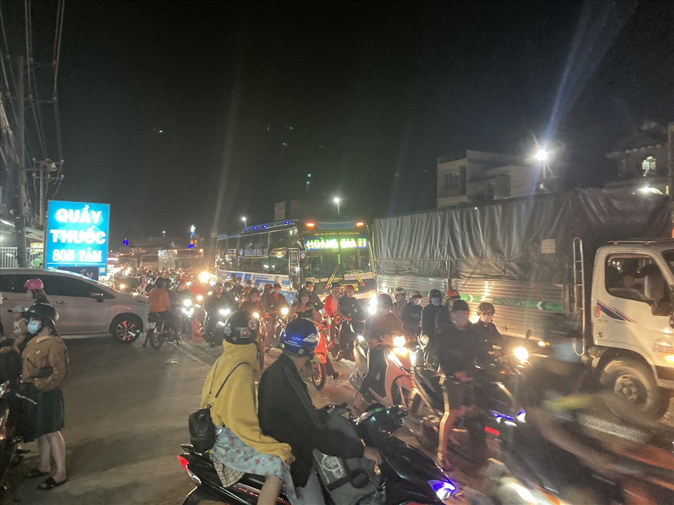 Kẹt xe quốc lộ 1 tại ngã ba Dầu Giây tối ngày 29.4. Ảnh: Minh Châu