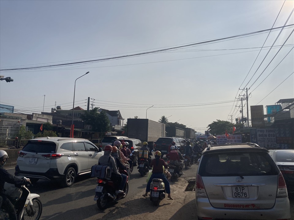 Kẹt xe kéo dài trên quốc lộ 1 đoạn ngã ba Dầu Giây, Đồng Nai - sáng ngày 30.4. Ảnh: Minh Châu
