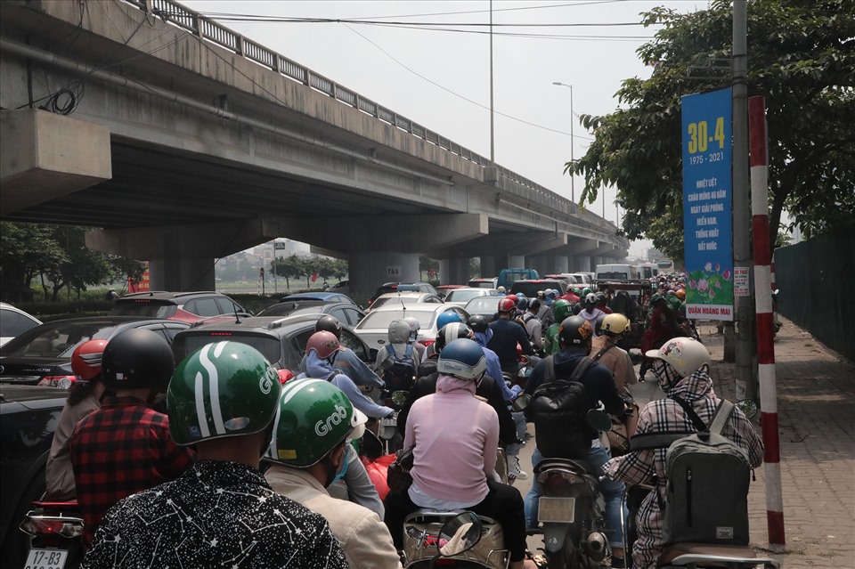 Người dân đổ về quê khiến đường phố Hà Nội ùn tắc.