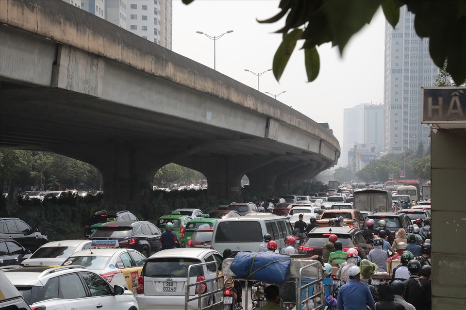 Người dân đổ về quê khiến đường phố Hà Nội ùn tắc.