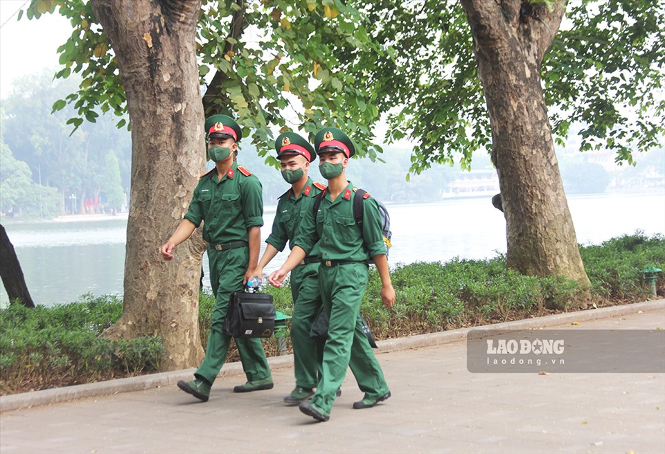 Ghi nhận của Lao Động, sáng 30.4 tại hồ Hoàn Kiếm và đền Ngọc Sơn chỉ có lác đác vài người dân đi tập thể dục và dạo chơi trên khu vực này.