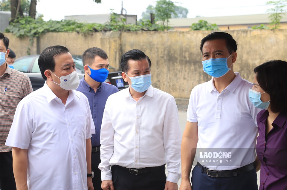 Phó chủ tịch UBND TP Hà Nội Chử Xuân Dũng (thứ hai từ trái qua) thị sát khu vực cách ly tại ngõ 83 đường Dục Nội - nơi sinh sống của bệnh nhân 2911.