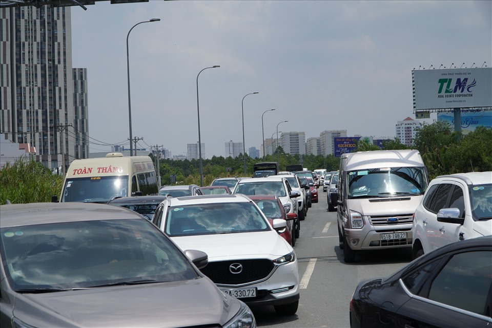Hàng dài xe nối nhau trên đường dẫn vào cao tốc TPHCM - Long Thành - Dầu Giây sáng 30.4.  Ảnh: Minh Quân