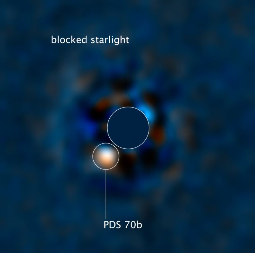 Quan sát qua kính thiên văn Hubble xác định hành tinh PDS 70b. Ảnh: NASA.