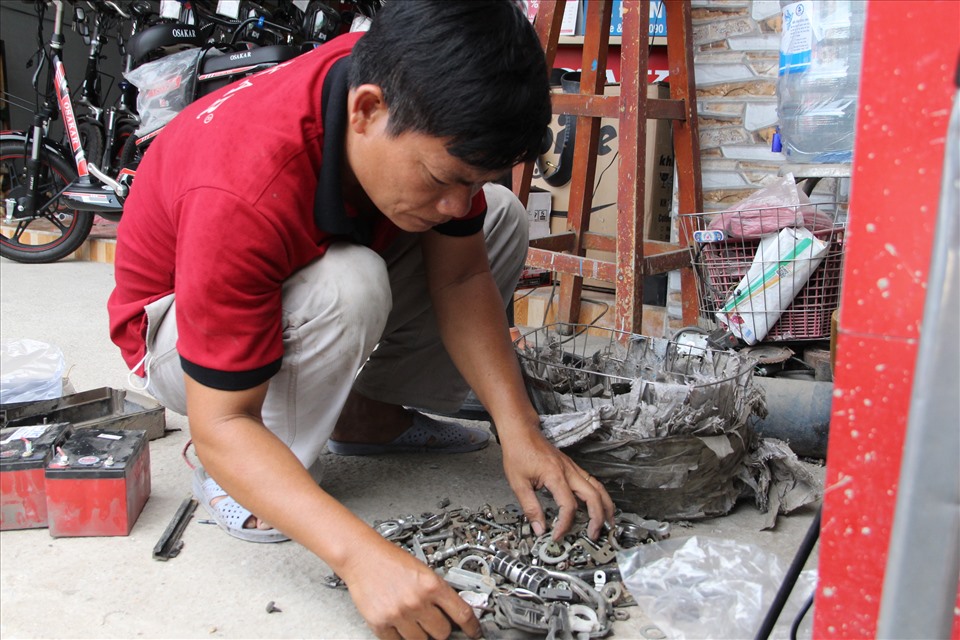 Anh Lê Anh Hựu (42 tuổi, quê Vĩnh Phúc) không về quê cũng không đi du lịch mà ở lại Bình Dương sửa xe đạp giao cho khách là con em người lao động có xe đi lại sau lễ.